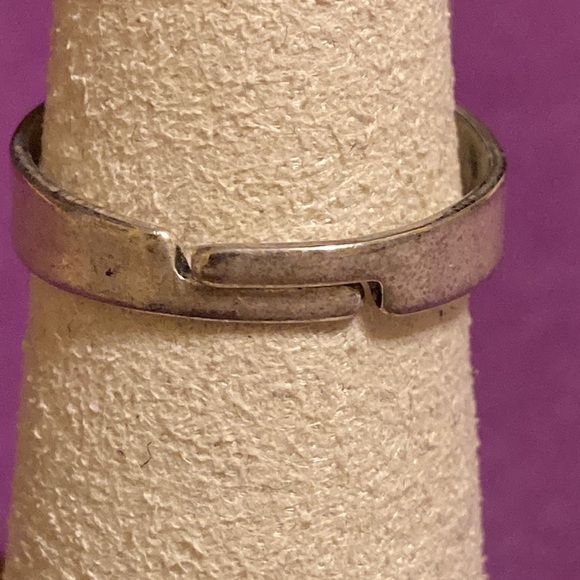 Silver tone and green enamel design ring - Picture 4 of 7